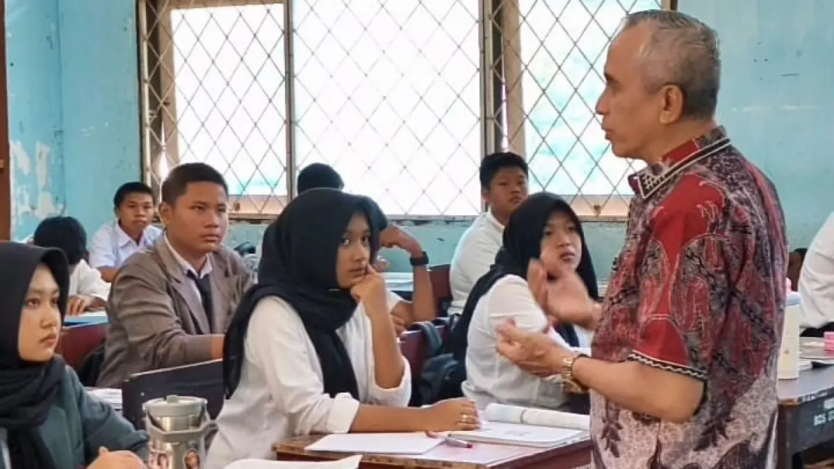 BERIKAN MOTIVASI: Anggota Komisi V DPRD NTB Didi Sumardi memberikan motivasi kepada siswa SMKN 4 Mataram untuk meningkatkan kompetensi, bangun karakter yang baik, dan siapkan diri menghadapi persaingan global di sekolah setempat, pekan lalu.