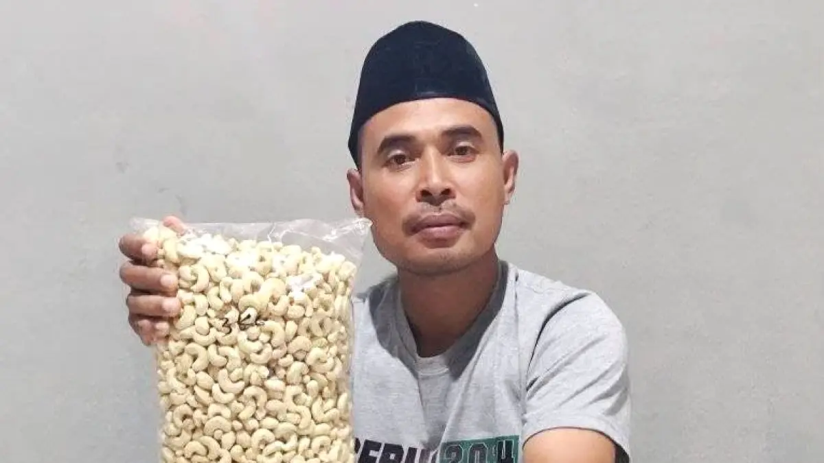DORONG HILIRISASI: Salah satu pelaku UMKM Mete di Lombok Utara menunjukkan produk mete yang masih mentah, belum lama ini. (IST/LOMBOK POST)
