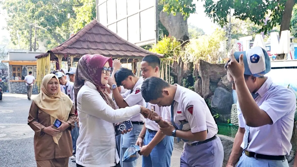 Evi Apita turun langsung ke tengah-tengah kerumunan siswa di lapangan untuk berdialog santai mengenai Pancasila, UUD 1945, NKRI, dan Bhinneka Tunggal Ika.