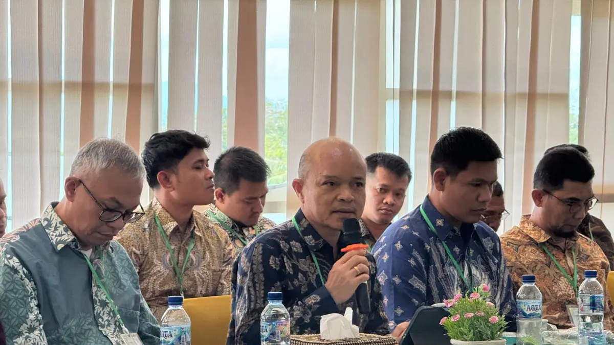 General Manager PT PLN (Persero) UIP Nusra RDW. Manurung bersama jajaran manajemen menghadiri Forum Komunikasi Para Pemangku Kepentingan Proyek Panas Bumi Flores-Lembata di Kampus II IFTK Ledalero, Maumere, NTT, Kamis (23/7).