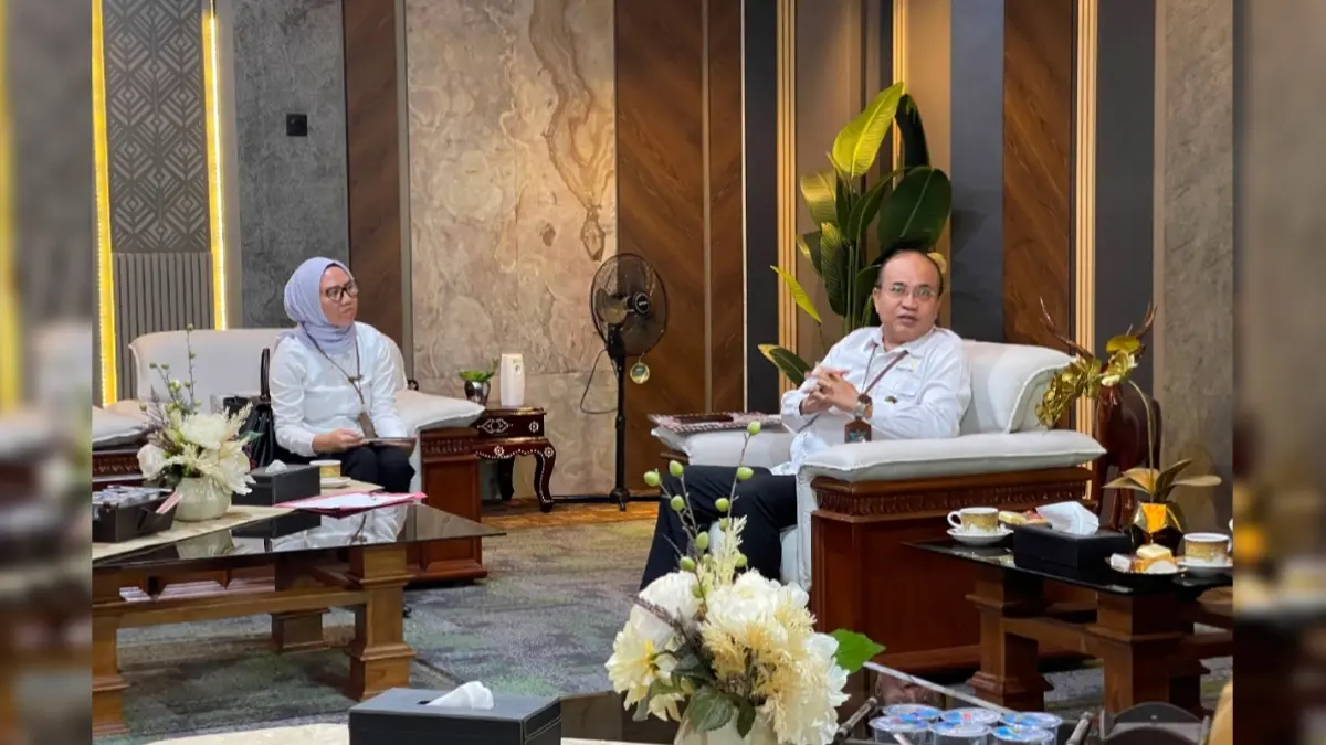 Kepala Balai Pelaksana Penyediaan Perumahan dan Kawasan Permukiman (BP3KP) Nusa Tenggara I, Hamdan Pare (kanan).