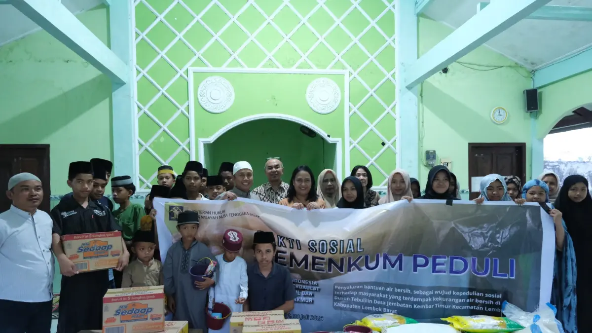 Kepala Kanwil Kemenkum NTB I Gusti Putu Milawati menyerahkan bantuan sosial berupa paket sembako dan perlengkapan kebutuhan pribadi kepada anak-anak Panti Asuhan Al Hidayah Mataram dalam rangka memperingati Hari Pengayoman ke-81, Jumat (31/7).