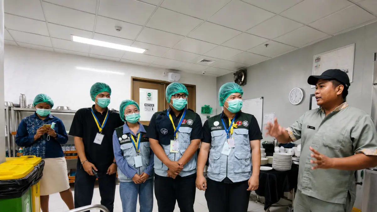 Manajemen Pullman Lombok menunjukkan pengolahan sisa makanan kepada tim Suamandalika KKN-PPM UGM dan Bank Sampah Putri Nyale, Minggu (2/8).