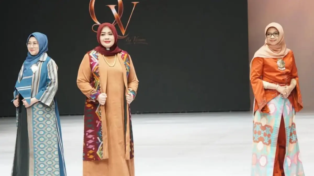 MEMESONA: Wagub NTB Indah Dhamayanti Putri, Asisten Administrasi Umum Setda NTB Eva Dewiyani, dan Kepala Bappeda NTB Nelly Yuniarti saat tampil di BTN IFW 2026 yang digelar di JCC, Senayan, Sabtu (1/8).