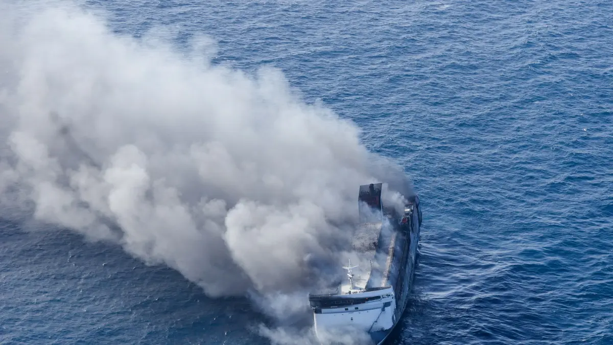 MENGEPUL: KMP Mutiara Sentosa 2 masih terbakar di perarian Madura, kemarin (2/8). FOTO: ALFIAN RIZAL/JAWA POS