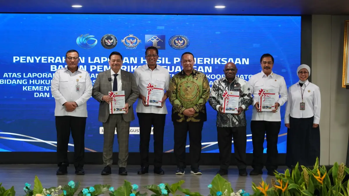 Menteri Hukum Supratman Andi Agtas bersama jajaran kementerian menerima Laporan Hasil Pemeriksaan (LHP) atas Laporan Keuangan Tahun 2025.