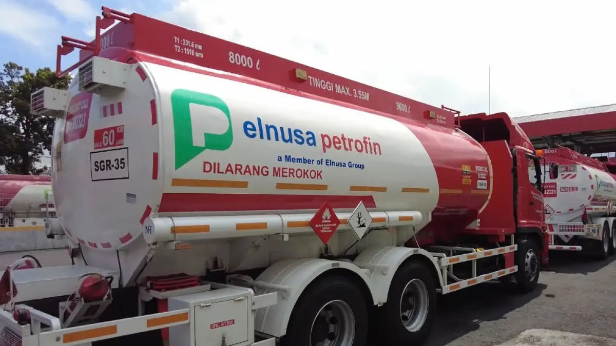 PASOK BBM: Armada Pertamina yang tengah parkir di Integrated Terminal (IT) Ampenan untuk memasok BBM ke SPBU nantinya, Senin (3/8). (PERTAMINA FOR LOMBOK POST)