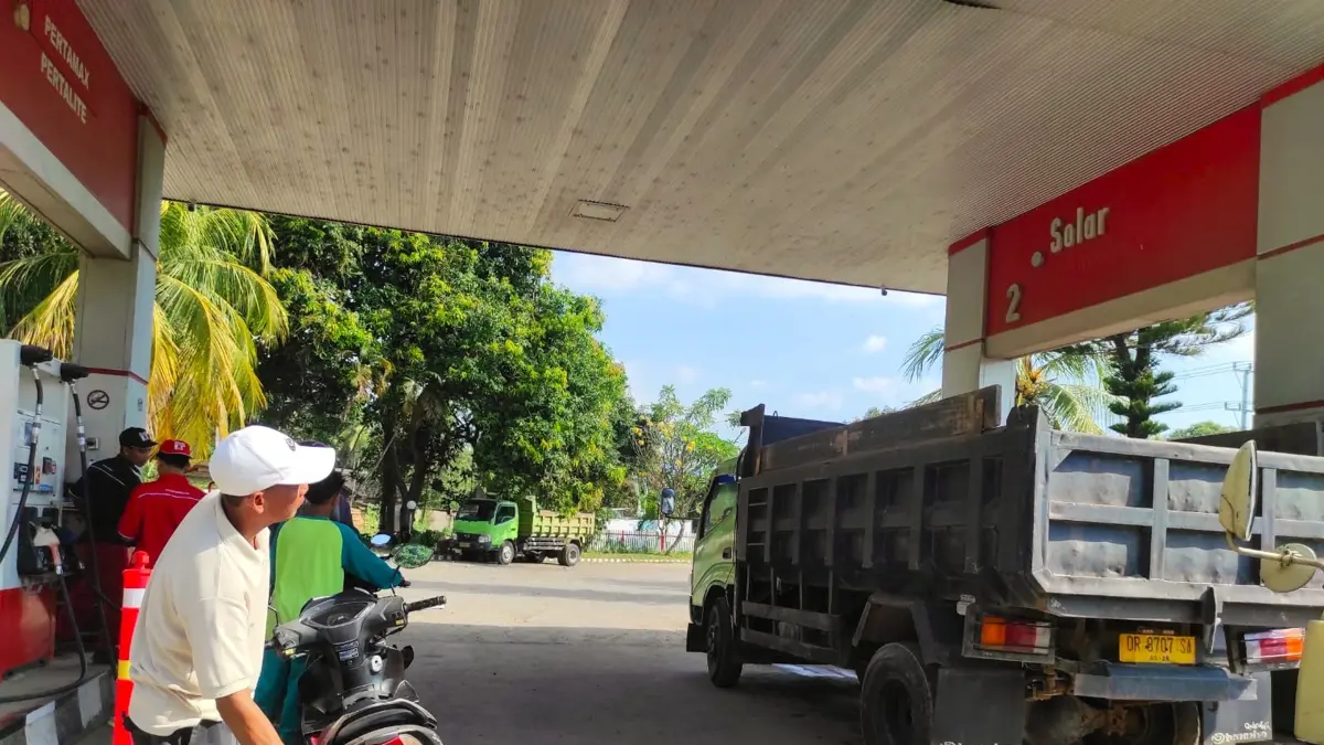 PASOKAN STABIL: Sejumlah pengendara yang tengah mengisi BBM di SPBU Pemenang, Lombok Utara, belum lama ini. (FERIAL/LOMBOK POST)