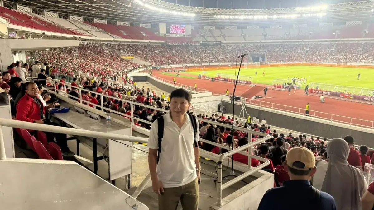Pelatih Timnas Vietnam, Kim Sang Sik, memberikan perhatian khusus kepada dua pemain Timnas Indonesia Mitchell Baker dan Thom Haye. (Andika Rahmansyah/JawaPos.com)