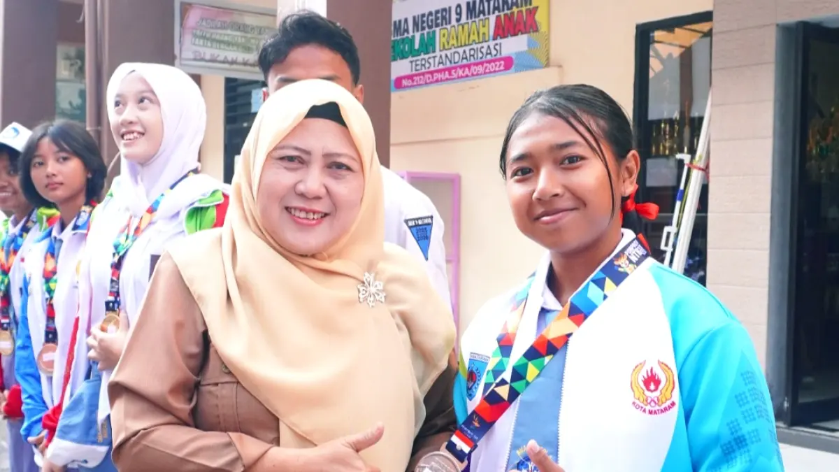 Puluhan medali PORPROV XII NTB dikalungkan ulang di Lapangan SMAN 9 Mataram oleh Kepala Sekolah sebagai bentuk kebanggaan dan apresiasi.
