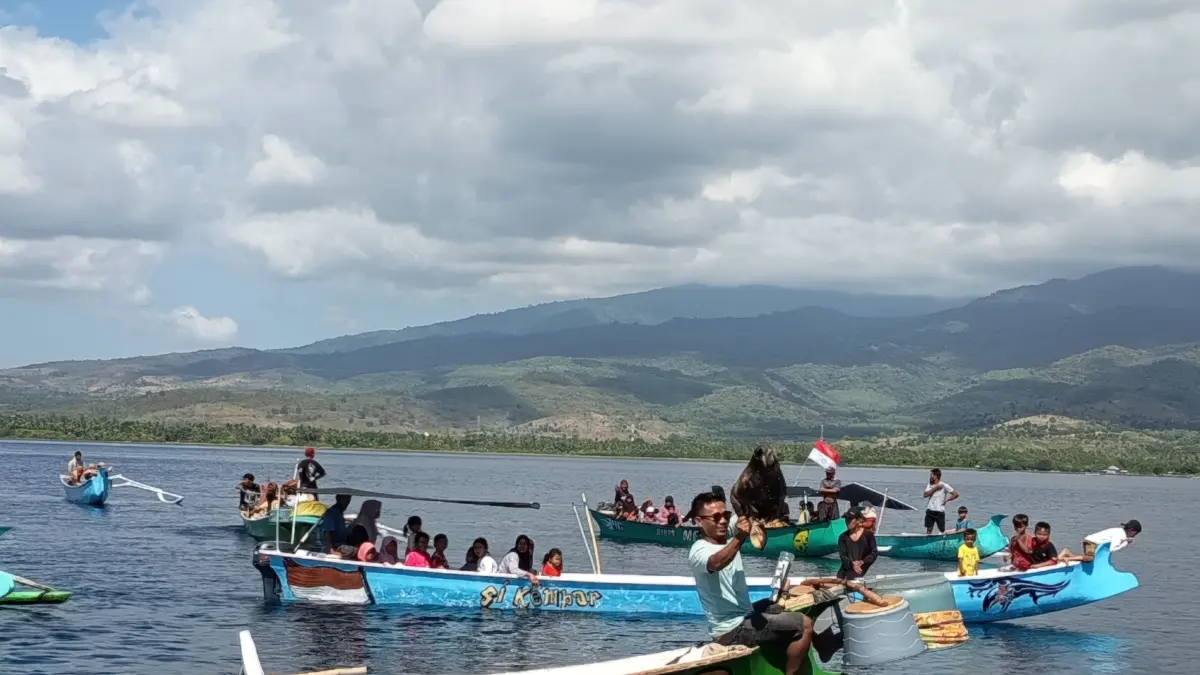 ROAH PESISI:Tokoh adat bersama masyarakat Sambelia melepas kepala sapi di tengah laut pada puncak Festival Roah Pesisi Pesona Sambelia 2026 di Desa Sugian.