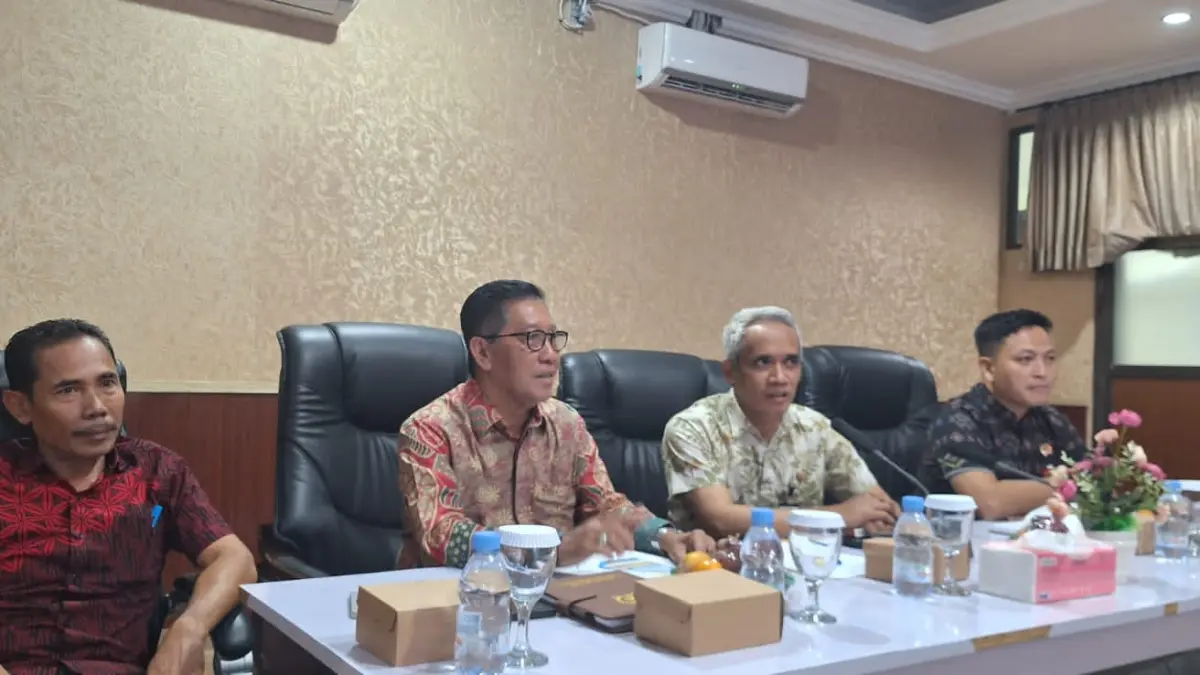 Sekda KSB Hairul Jibril (dua kanan) didampingi Kadis PUPR KSB Armayadi memimpin pembahasan revisi Perda Nomor 11 Tahun 2020 tentang RTRW KSB, beberapa hari lalu. (Faruk/Lombok Post)