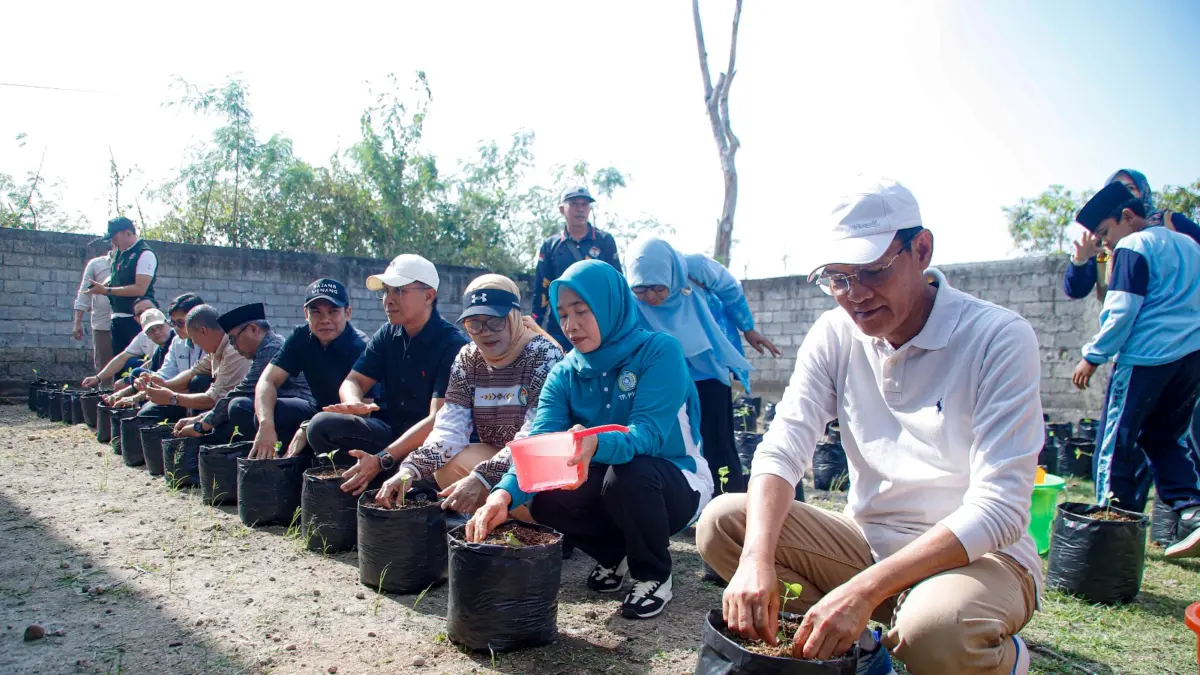Wakil Bupati Loteng M Nursiah (kanan) didampingi Ketua TP-PKK Loteng Baiq Nurul Aini Pathul Bahri (dua kanan) beserta jajaran menanam cabai di pekarangan sekolah usai meluncurkan program BESTI di SMPN 1 Praya Tengah, Loteng, Sabtu (1/8).