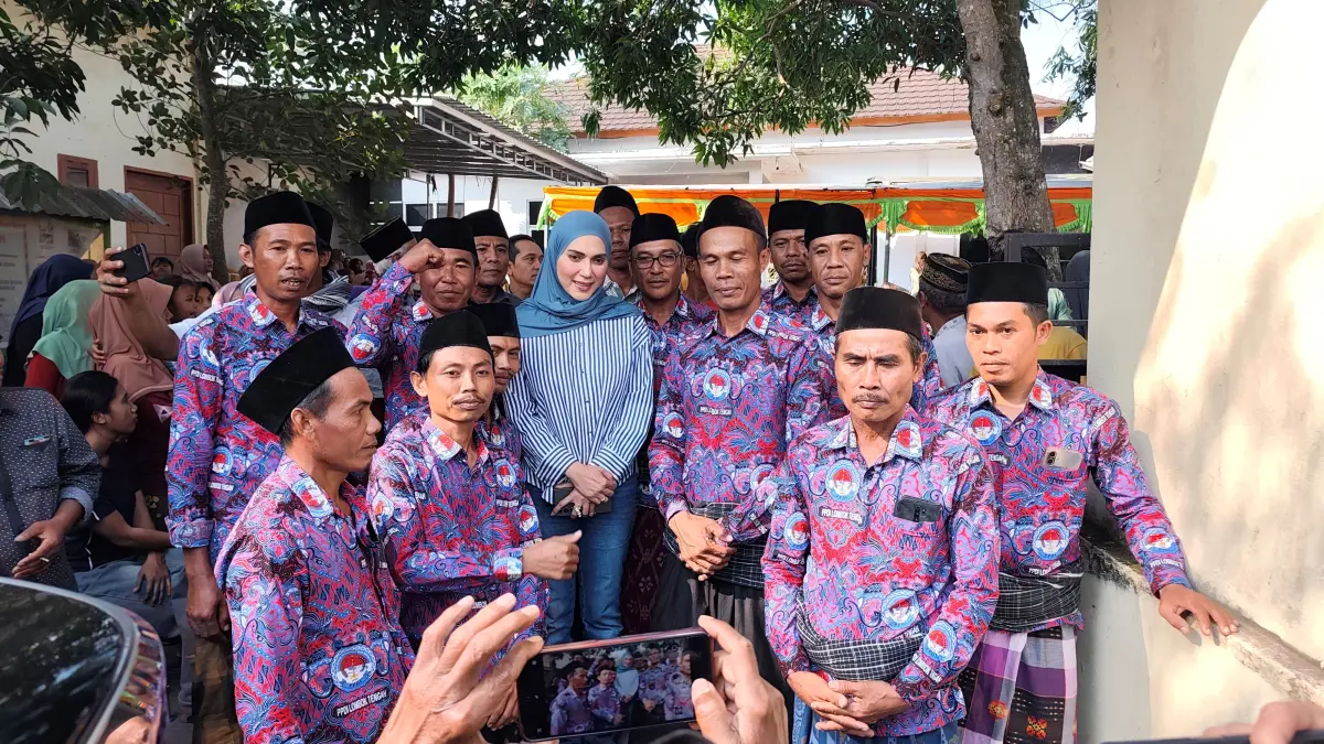 Wakil Ketua DPR RI Sari Yuliati berfoto bersama para kepala dusun usai menemui masyarakat di Desa Teruwai, Kecamatan Pujut, Loteng, Sabtu (1/8).