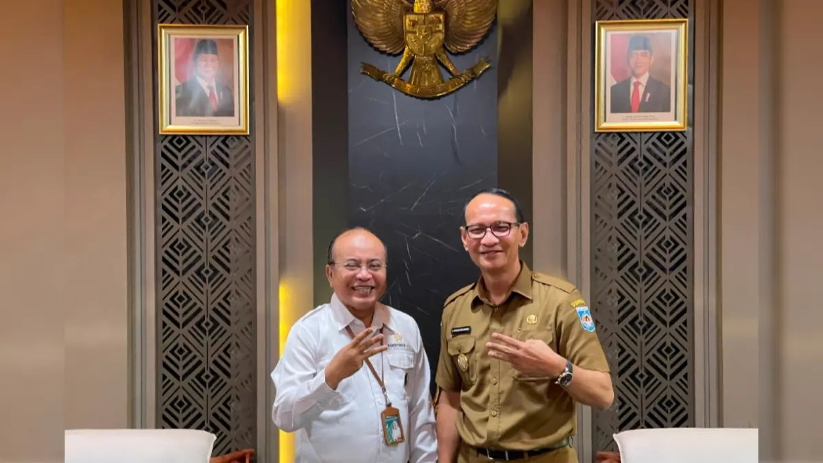 Wali Kota Mataram Mohan Roliskana dan Kepala BP3KP Nusa Tenggara I Hamdan Pare berpose jari tiga sebagai dukungan untuk program 3 juta bedah rumah.  