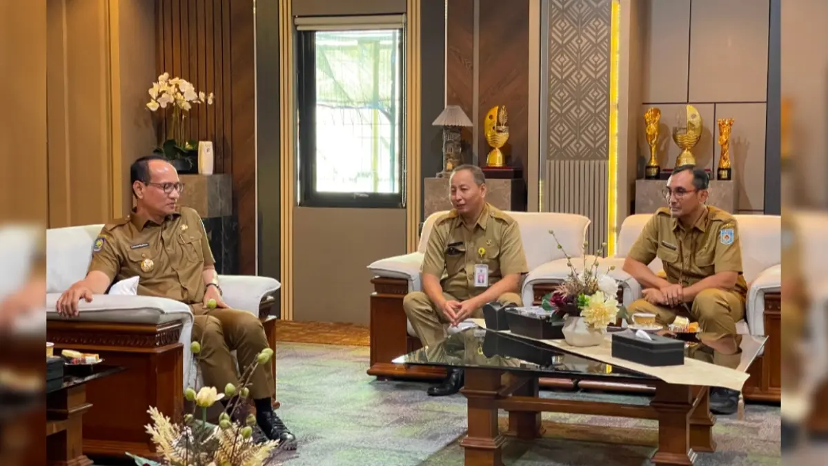 Wali Kota Mataram Mohan Roliskana saat mendengar laporan dari Kepala Dinas Perkim Kota Mataram M Nazaruddin Fikri (tengah).