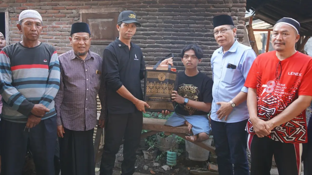 BERIKAN BANTUAN: Rektor Unram Prof Sukardi (pakai topi) memberikan bantuan kepada mahasiswa disabilitas Program Studi Teknik Industri Muhammad Fatoni Ginan Nafsi  di Dusun Karang Luar, Desa Lenek, Kabupaten Lombok Timur, Jumat (31/7). Unram wujudkan kampus inklusif bagi mahasiswa disabilitas.