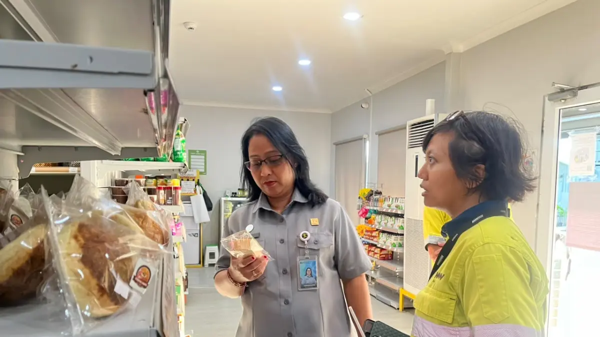 Kepala Kanwil Kemenkum NTB I Gusti Putu Milawati kegiatan pemantauan dan edukasi perlindungan kekayaan intelektual, khususnya pendaftaran merek dengan pelaku UMKM di Sumbawa Barat saat, Senin (3/8).



Melalui sinergi antara pemerintah, aparat penegak hukum, pelaku usaha, dan dunia industri, Kanwil Kemenkum NTB berharap semakin banyak UMKM yang memahami pentingnya melindungi merek sebagai aset bisnis yang bernilai ekonomi dan mampu mendorong pertumbuhan usaha secara berkelanjutan.