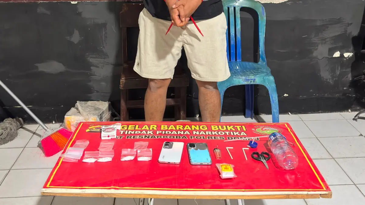 Anggota Satresnarkoba Polres Dompu mengamankan barang bukti sabu dan lainnya, beberapa hari lalu.