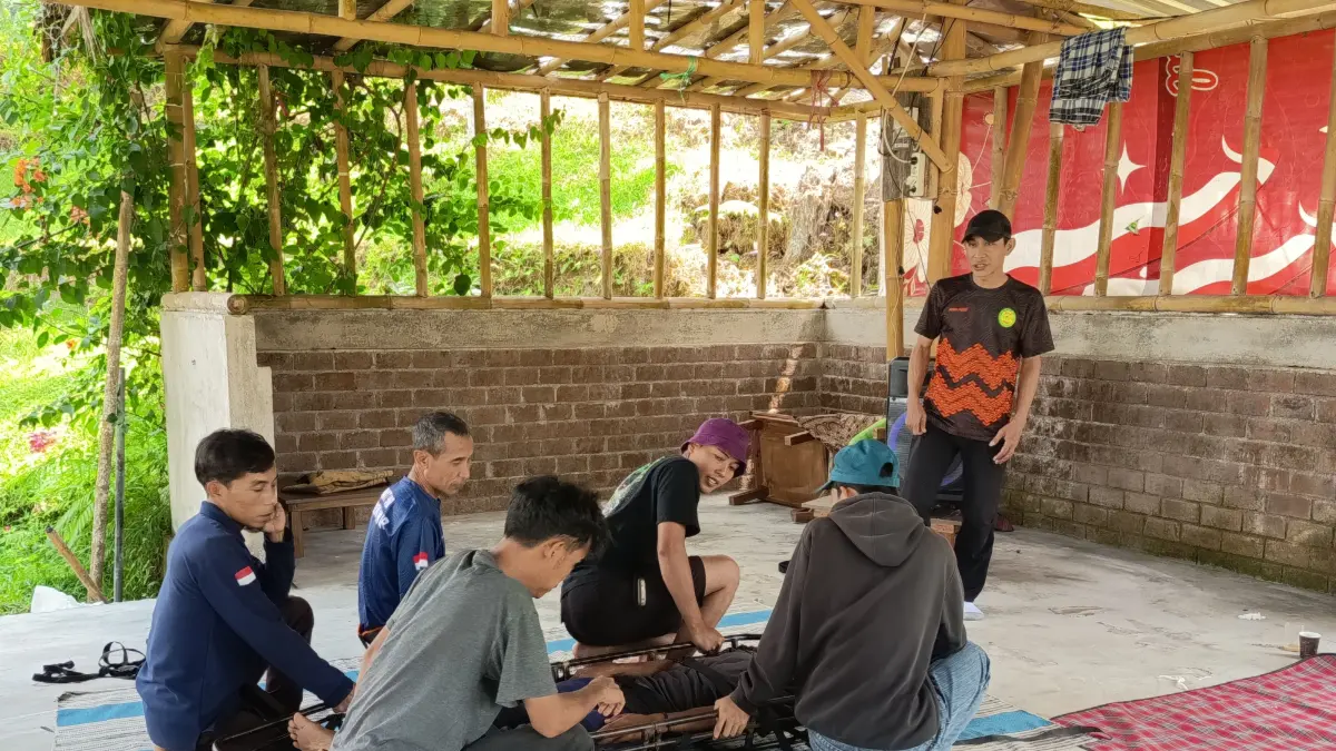 ATIHAN PENYELAMATAN: Anggota Tim SAR Lombok Timur saat memberikan pelatihan penyelamatan kepada para pemuda di lingkar selatan Rinjani dalam mengevakuasi korban pendaki jatuh.

