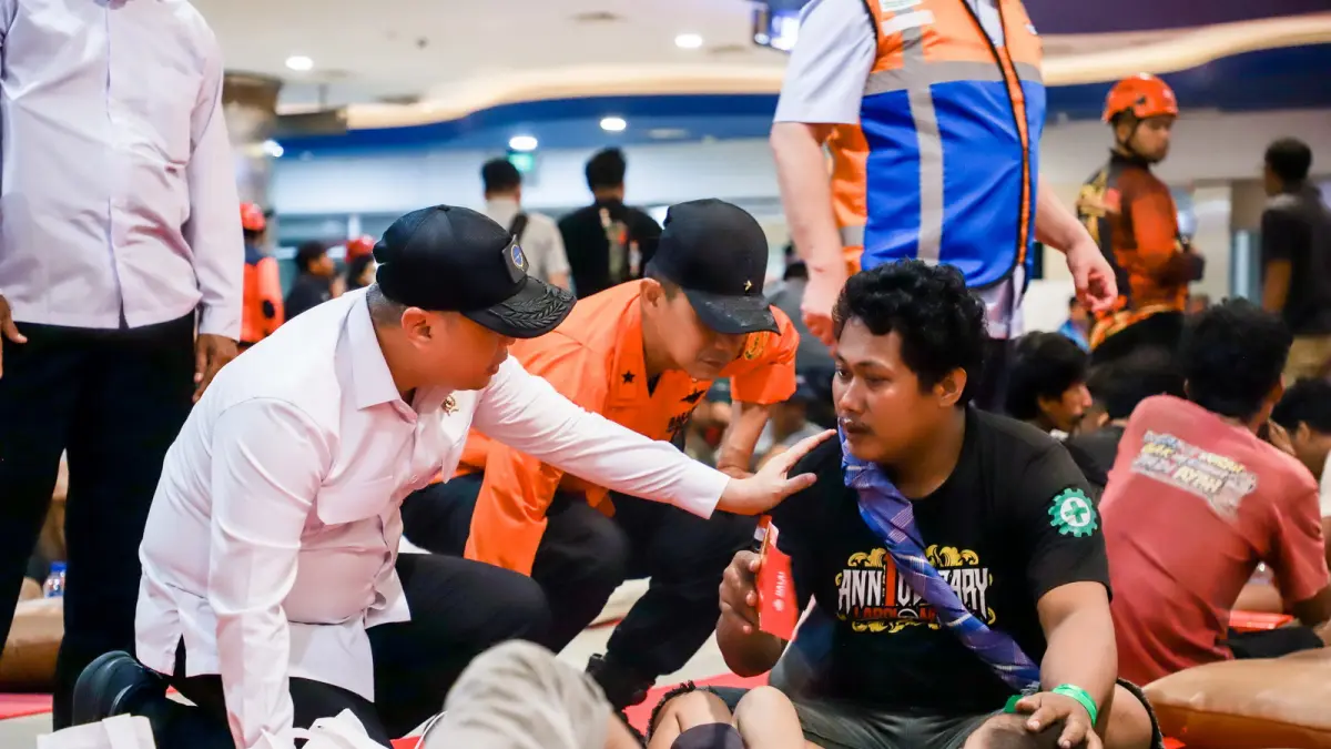 BERHASIL DIIDENTIFIKASI: Tim SAR gabungan saat mengevakuasi korban meninggal KMP Mutiara Sentosa 2 yang terbakar, Senin (3/8). Lima korban meninggal sudah berhasil diidentifikasi. (JAWA POS)