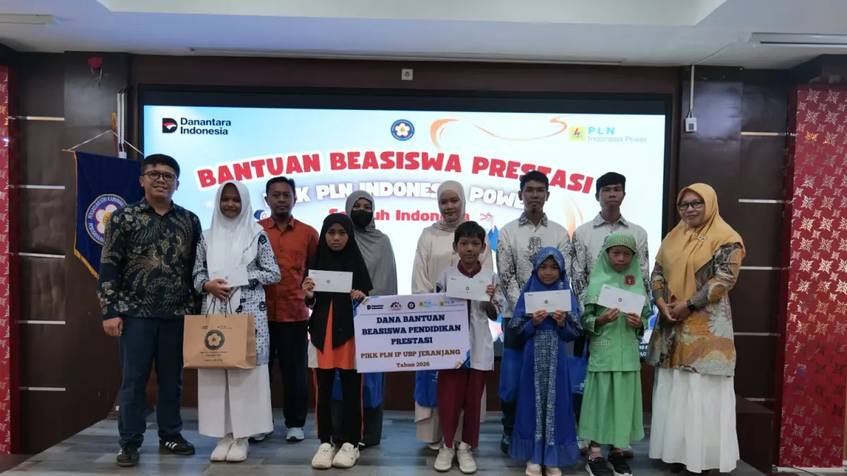 BERI BANTUAN: PLN Indonesia Power UBP Jeranjang bersama PIKK UBP Jeranjang menyerahkan Dana Bantuan Pendidikan Prestasi Tahun 2026 kepada putra-putri pegawai Tenaga Alih Daya (TAD) yang berprestasi di lingkungan PLTU Jeranjang.&nbsp;