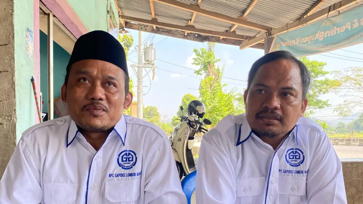 BERIKAN KETERANGAN: Ketua Gapensi Lombok Barat H Khaerudin didampingi Bendahara Toni Kuswandi menyampaikan aspirasi terkait keberpihakan pengadaan jasa konstruksi terhadap kontraktor lokal, Senin (3/8).
