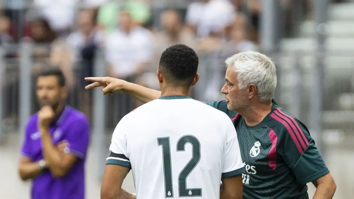 Bukan sekadar bek kanan! Jose Mourinho ubah peran Trent Alexander-Arnold jadi gelandang saat Real Madrid menyerang lawan Fiorentina.