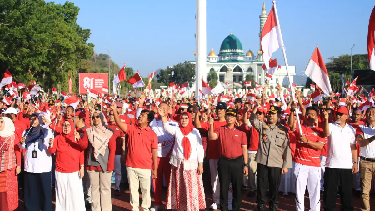 Bupati KSB Amar Nurmansyah didampingi Wabup KSB Hanipah saat pembagian bendara merah putih secara serentak, Senin (3/8).&nbsp;