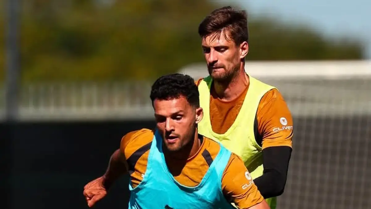 DIJAGA KETAT: Striker Goncalo Ramos dibayangi bek Matteo Gabbiadini dalam salah satu sesi latihan AC Milan. (Istimewa) 