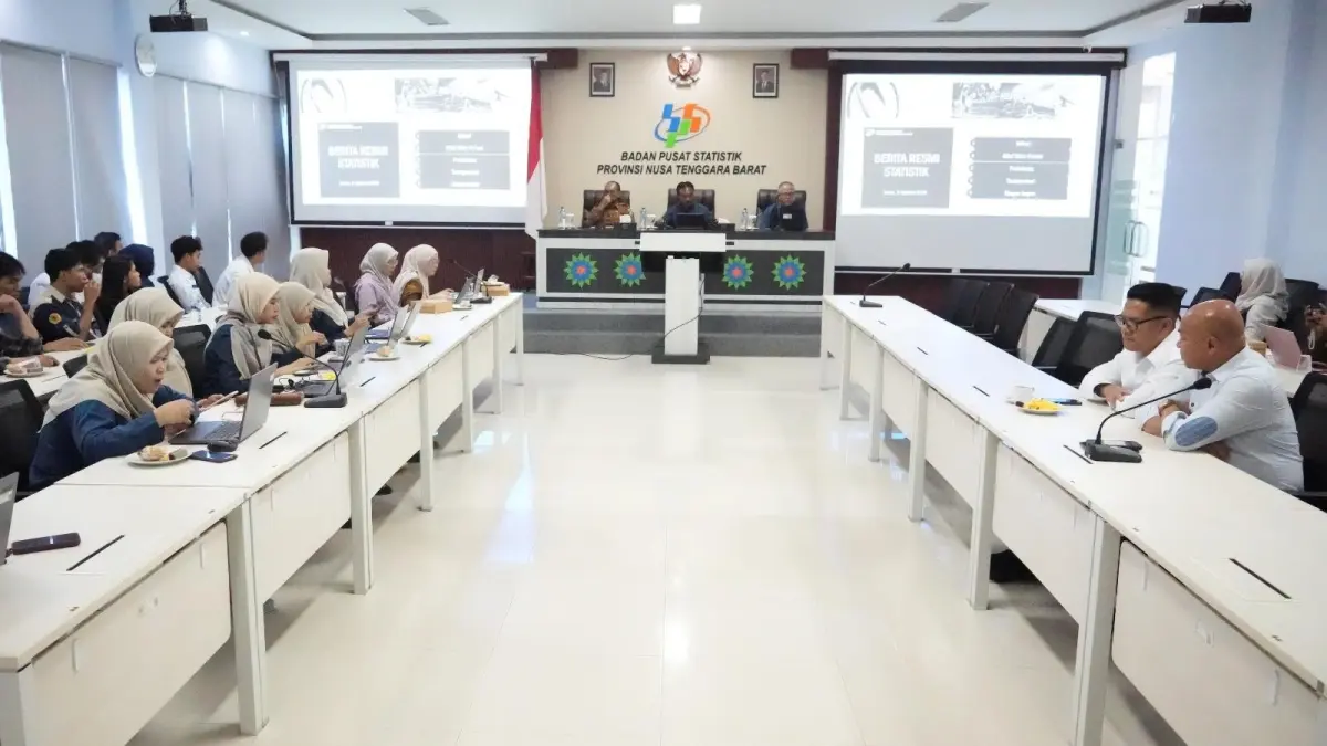 EKONOMI NTB: Kepala BPS Provinsi NTB Wahyudin (tengah) saat menyampaikan rilis berita resmi statistik di Mataram, Senin (3/8).