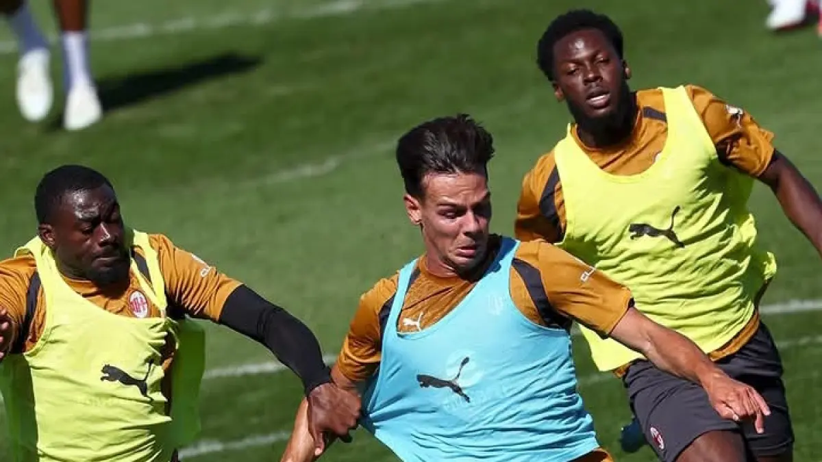 GELANDANG AC MILAN: Youssouf Fofana menarik lengan Samuele Ricci dalam salah satu latihan klub. (Istimewa) 