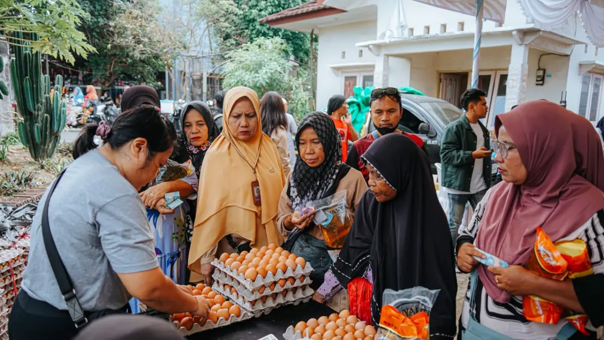 GERAKAN PANGAN MURAH: Warga yang tengah membeli bahan pangan murah di kegiatan Gerakan Pangan Murah (GPM) yang digelar Bank Indonesia dan TPID NTB, Senin (27/7). (HUMAS BI NTB)