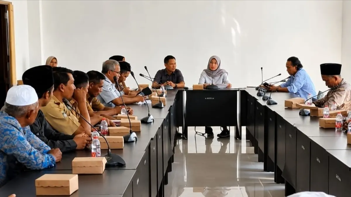 HEARING WARGA: Puluhan warga Desa Anjani saat melakukan hearing ke DPRD Lotim, terkait aktivasi dum truk pengangkut material tambang galian c.