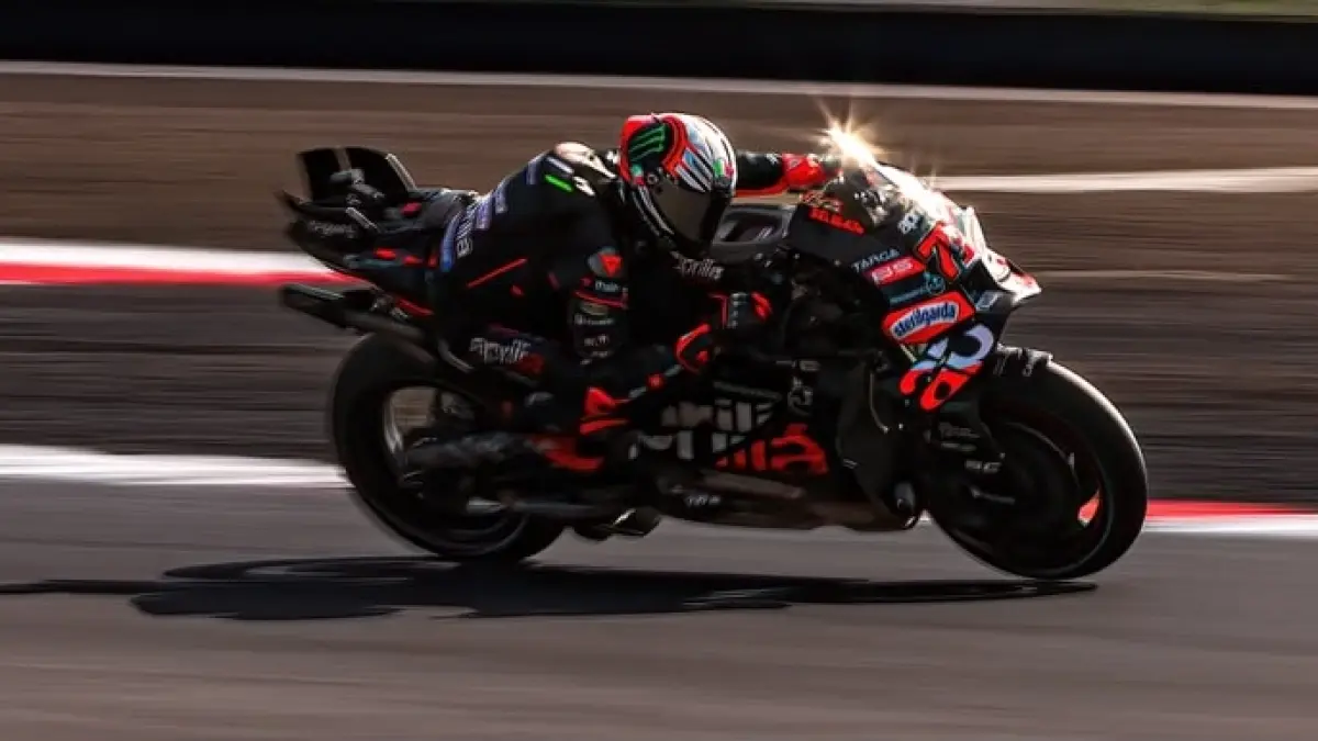 INCAR PODIUM: Marco Bezzecchi beraksi di lintasan MotoGP Mandalika 2025, saat bersaing dengan para rivalnya. (IVAN/LOMBOK POST)