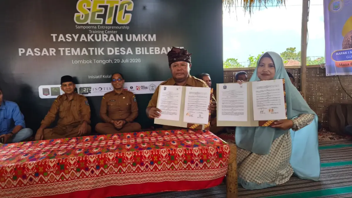JALIN KERJA SAMA: Kepala SMKPPN Mataram Sugiarta (kiri) bersama pihak Desa Wisata Bilebante menunjukkan MoU di Pasar Tematik Bilebante, Selasa (4/8). SMKPPN Mataram gandeng Desa Wisata Bilebante cetak UMKM muda dan petani milenial.