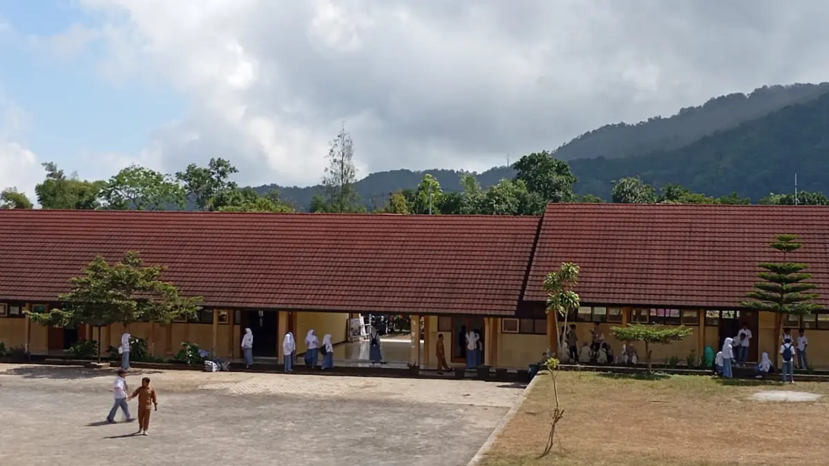 JAM ISTIRAHAT: Siswa SMAN 1 Sembalun memanfaatkan jam istirahat di luar ruang kelas sekolah setempat, belum lama ini. SMAN 1 Sembalun kebanjiran pendaftar, kuota terlampaui.