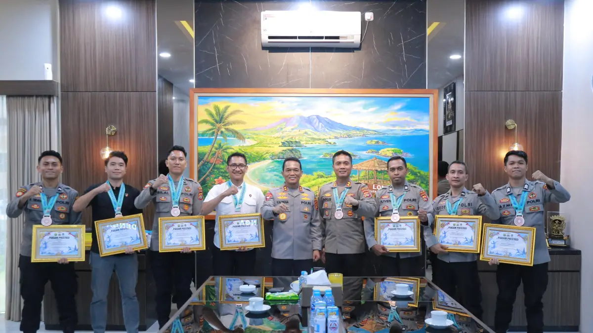 Kapolda NTB Irjen Pol. Kalingga Rendra Raharja (tengah) menerima tim badminton Polda NTB di ruang kerjanya, Selasa (4/8).