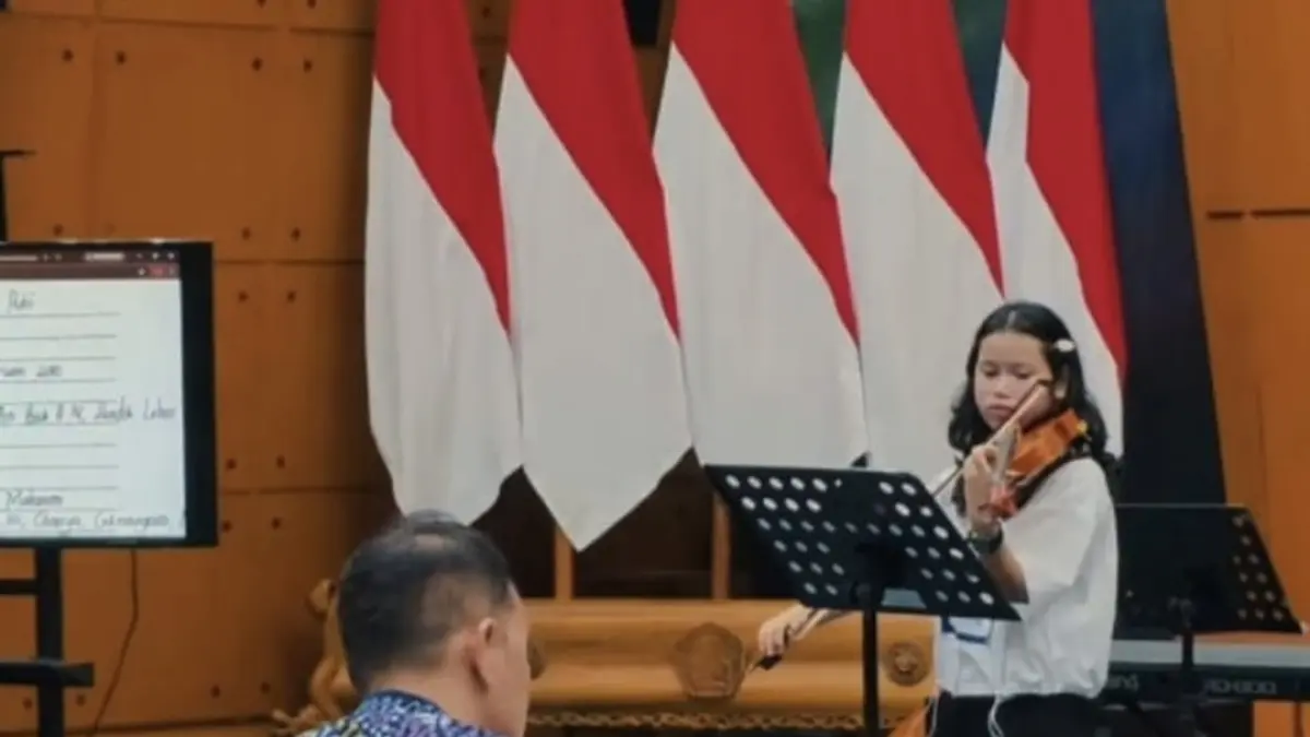 Kayla Tanisha Putri saat memperagakan kebolehannya menggesek biola di hadapan tim juri seleksi tahap kedua Gita Bahana Nusantara (GBN) 2026.