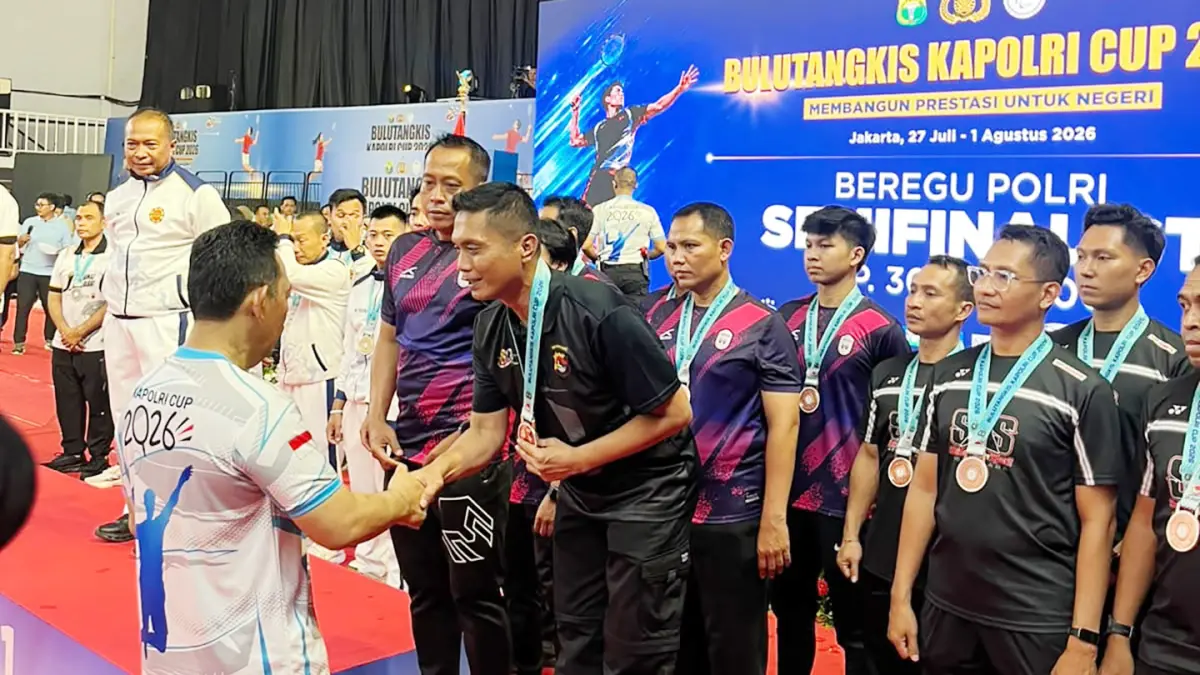 Kepala Ofisial Tim Polda NTB AKBP Agus Purwanta menerima ucapan selamat dari Kapolri Jenderal Pol. Listyo Sigit Prabowo.
