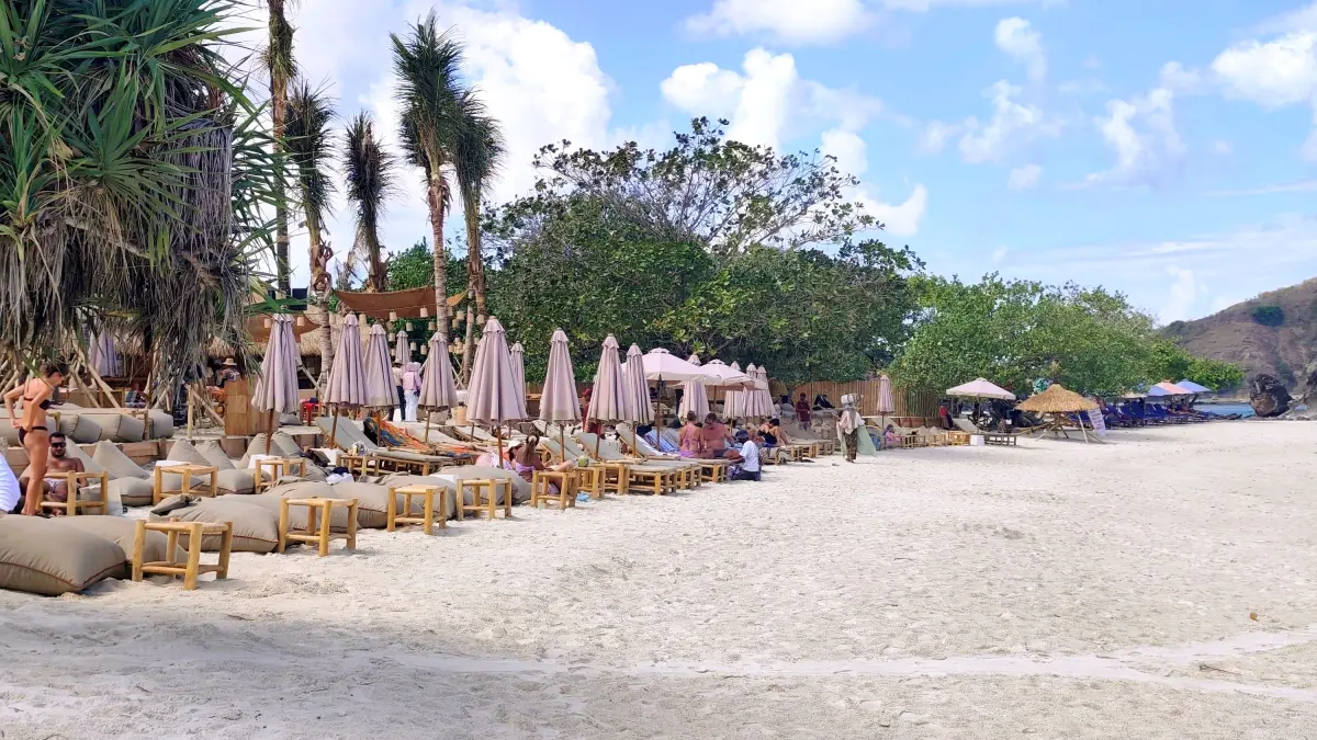 KIAN BERKEMBANG: Sejumlah wisatawan asing duduk santai sembari menikmati suasana pantai Tanjung Aan di salah satu beach club di kawasan The Mandalika, Loteng, Sabtu (1/8) lalu.