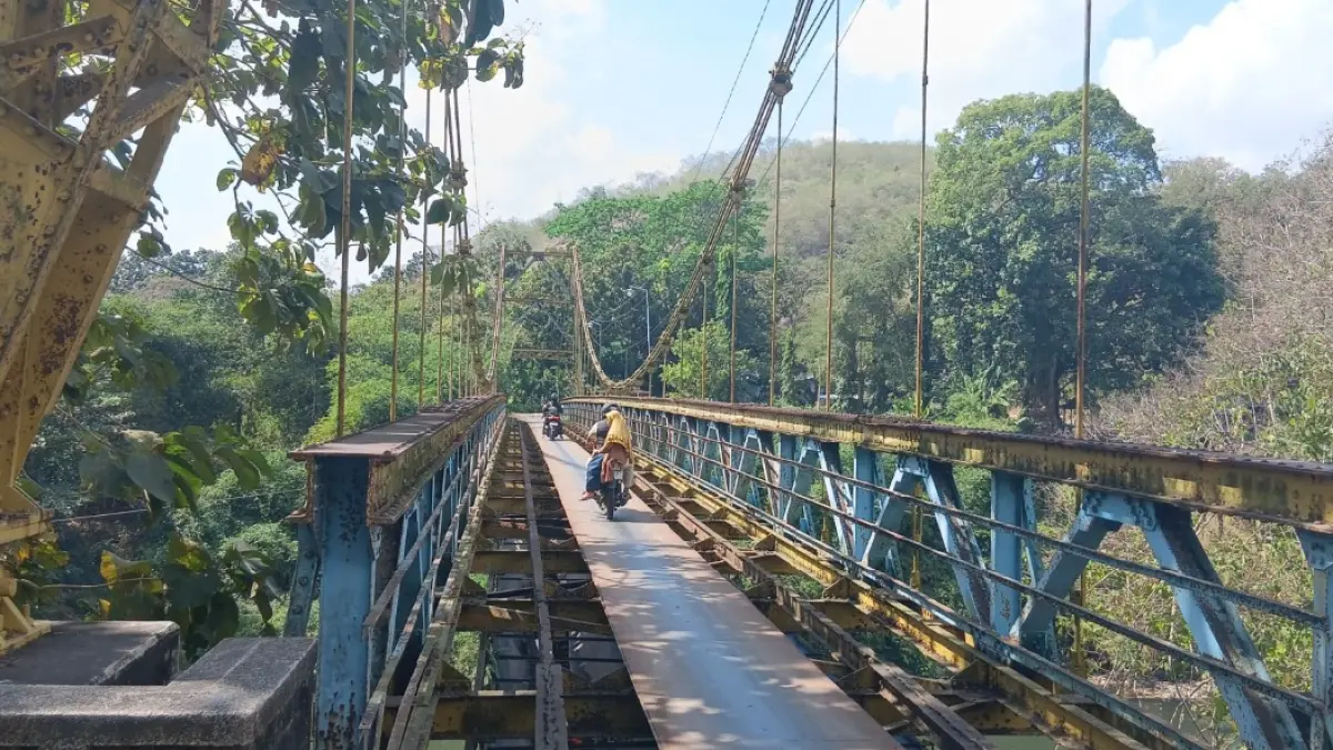 MASIH DIGUNAKAN: Beberapa kendaraan melintasi Jembatan Gantung Gerung-Lembar, Senin (3/8). (NURUL/LOMBOK POST)