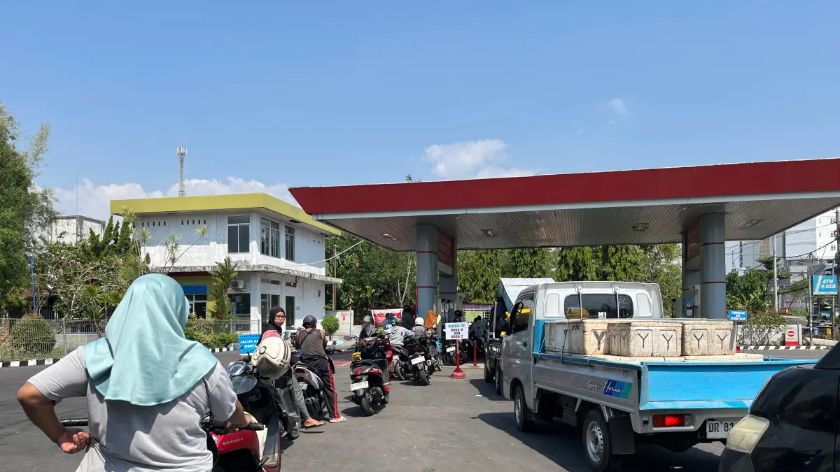MENGULAR: Antrean panjang pengisian BBM jenis Pertalite di SPBU Bengkel, Lombok Barat, Selasa siang (4/8). (FERIAL/LOMBOK POST)