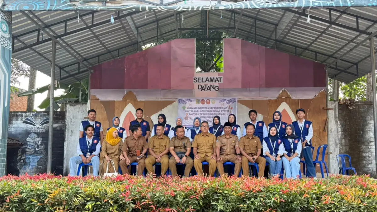 AKTIVASI IKD: Mahasiswa Kuliah Kerja Nyata (KKN) Institut Teknologi Sosial dan Kesehatan (ITSKes) Muhammadiyah Selong bersama Pemerintah Desa Rempung, bersama Dukcapil Lotim dan Dinas Sosial Lotim saat poto bersama sisain pelayanan aktivasi IKD dan Perlinsos. 