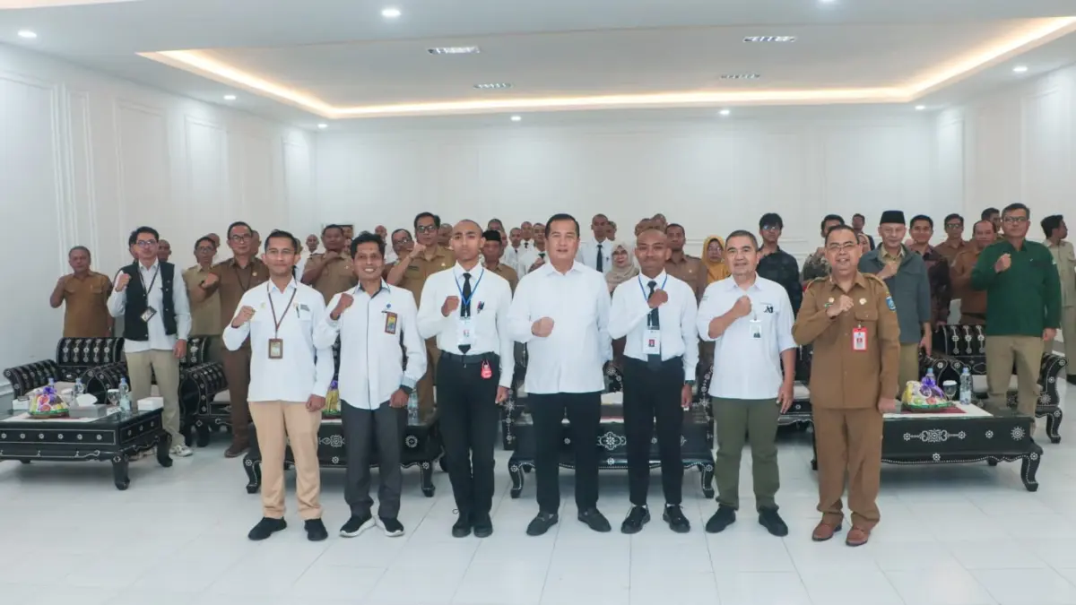 PMI NTB: Gubernur NTB Lalu Muhamad Iqbal didampingi Kepala Disnakertrans NTB Aidy Furqan saat membuka pelatihan calon PMI NTB tujuan Jepang di Ruang Kompetensi BPSDM NTB, Senin (3/8).