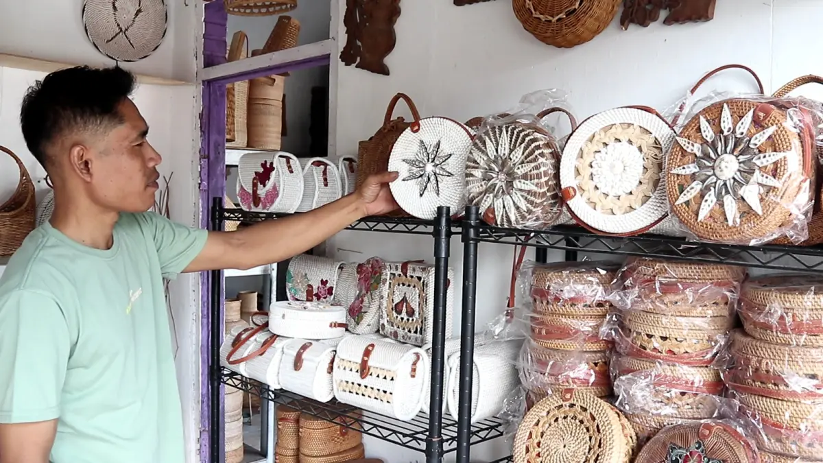 PRODUK UNGGULAN: Jalaludin menunjukkan produk kerajinan ketak yang ada di etalase bengkel kerja miliknya di Desa Saba, Kecamatan Janapria, Kabupaten Lombok Tengah. (IST/LOMBOK POST)