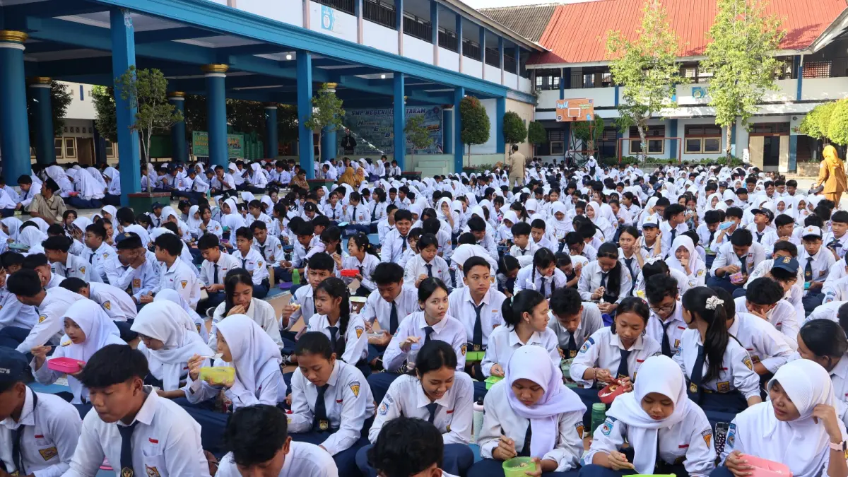 SARAPAN BERSAMA: Siswa SMPN 15 Mataram sarapan bersama sebelum kegiatan belajar mengajar di aula sekolah setempat, Senin (3/8).

