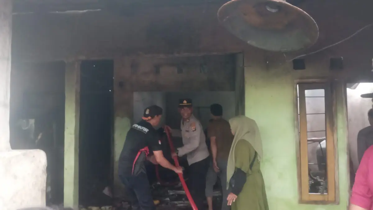 Satu unit rumah warga terbakar di Dusun Karang Sidemen Bawak, Desa Sintung, Kecamatan Batukliang, Lombok Tengah, Selasa (4/8). 
