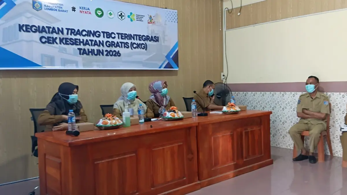 SCREENING TBC: Wakil Bupati Lobar Nurul Adha (dua dari kiri) bersama warga sesaat sebelum screening TBC di Kantor Desa Taman Ayu, Kecamatan Gerung, Pemkab Lobar, Senin (3/8). (NURUL/LOMBOK POST)