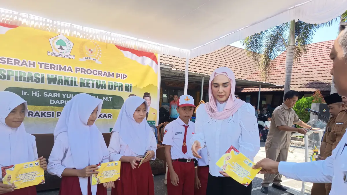 SERAHKAN BANTUAN: Wakil DPR RI Sari Yuniati saat menyerahkan bantuan beasiswa PIP kepada sejumlah siswa SDN 1 Kotaraja secara simbolik.

&nbsp;